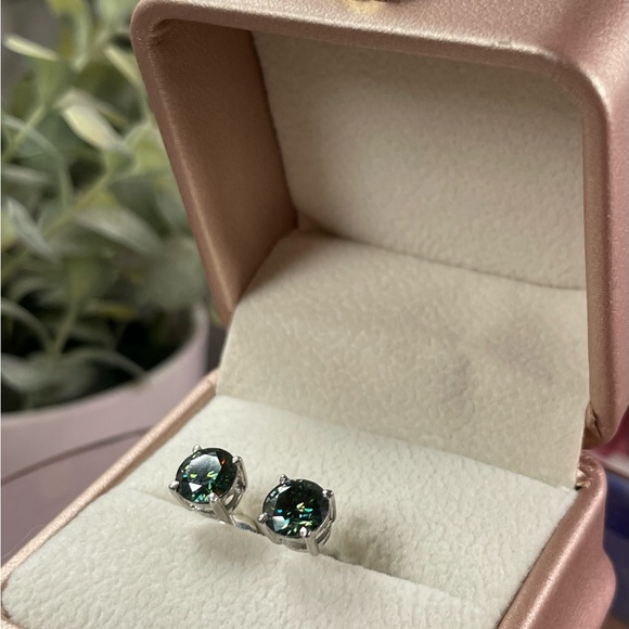 2ct Green Diamond studs earrings in 925 Silver. Screw in style. Earth mined - Picture 11 of 13
